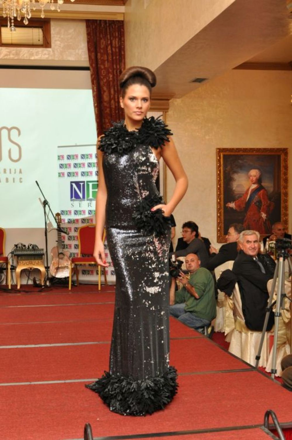 Kreatorka Marija Šabić iz Subotice predstavila je dvadeset novih modela na reviji koja je održana u hotelu Premier Prezident u Sremskim Karlovicima, a povodom promocije i početka rada Nacionalne komore za modu Srbije. Ova dizajnerka, koja je 1982. godine osnov