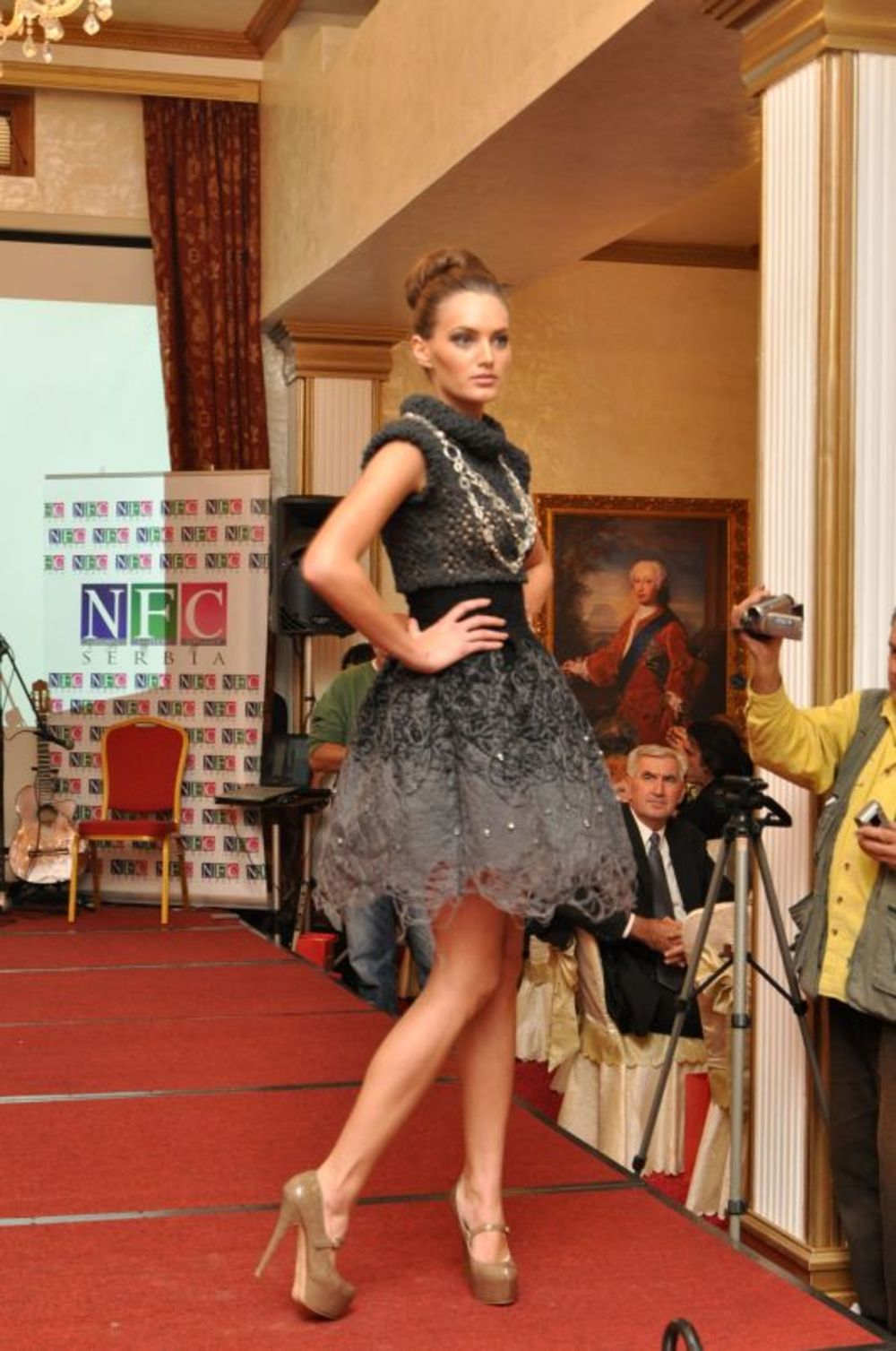 Kreatorka Marija Šabić iz Subotice predstavila je dvadeset novih modela na reviji koja je održana u hotelu Premier Prezident u Sremskim Karlovicima, a povodom promocije i početka rada Nacionalne komore za modu Srbije. Ova dizajnerka, koja je 1982. godine osnov