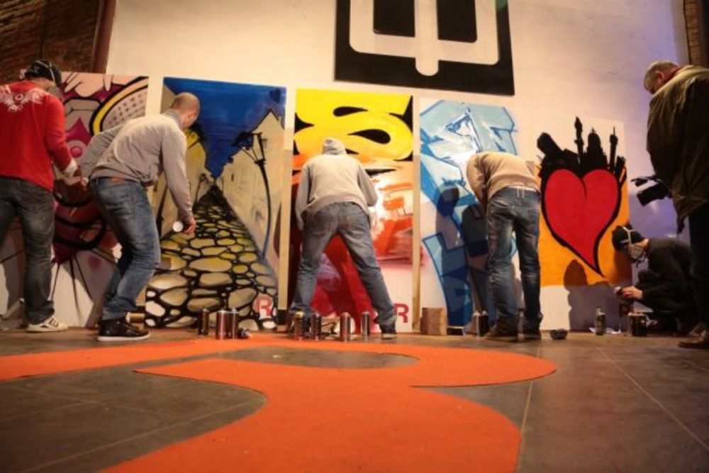 Prestonički klub Fabrika bio je mesto na kome je kompanija Reebok organizovala događaj pod nazivom Reebok Classics Best Graffiti, na kome su se okupili brojni ulični umetnici. Brejk denserima i grafiterima pridružile su se i ličnosti iz javnog života kao i Ree