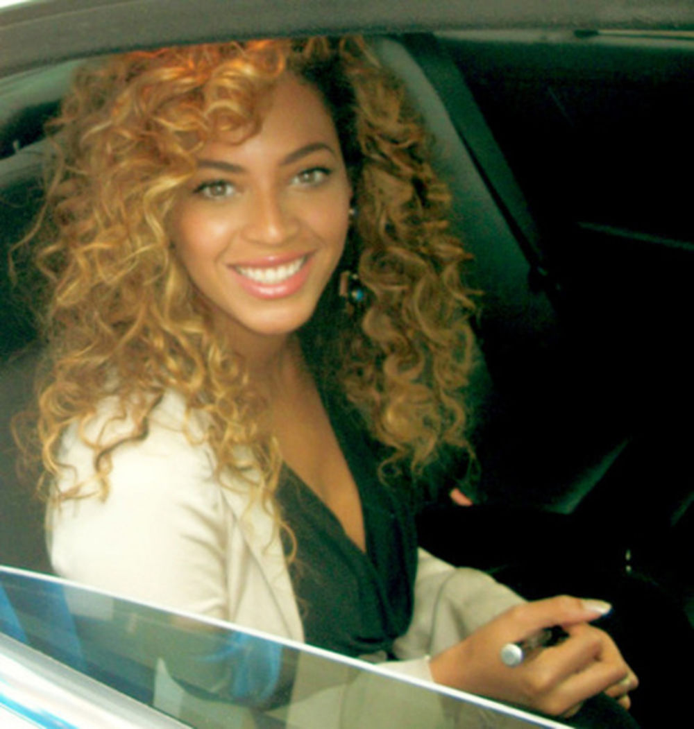 Iako krase naslovne strane pozirajući na profesionalnim fotografijama, poznate ličnosti vole da javnost zaintrigiraju opuštenijim izgledom. Kako im društvene mreže omogućavaju da se približe svojoj publici, zvezde koriste priliku da ih fanovi vide u sasvim dru