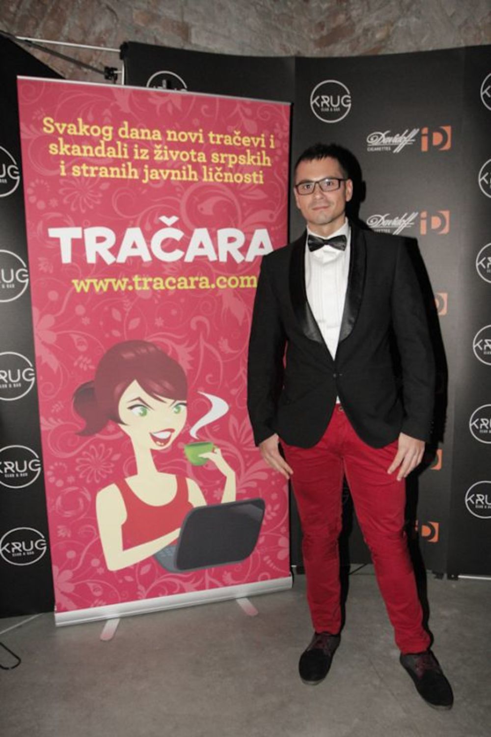 Prvi srpski internet tabloid, Tračara.com proslavio je u sredu, sedmog novembra, u klubu Krug četvrti rođendan. Goste slavljeničke žurke zabavljao je DJ Me-High-Low, kao i bend Top Kruz Tom Gun, dok je za vreme partyja upriličena i nagradna igra, uz pompezno i