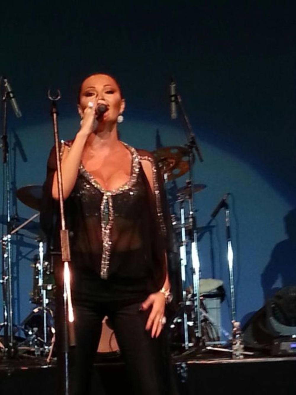 Folk zvezda Svetlana – Ceca Ražnatović održala je sinoć spektakularan koncert u bečkoj dvorani Prater koju je napunila po treći put ove godine. Atmosfera je bila fantastična a pevačica je neumorno pevala nekoliko sati, odevena u izazovne odevne kreacije koje s