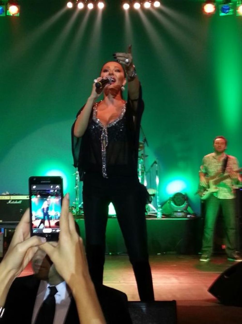 Folk zvezda Svetlana – Ceca Ražnatović održala je sinoć spektakularan koncert u bečkoj dvorani Prater koju je napunila po treći put ove godine. Atmosfera je bila fantastična a pevačica je neumorno pevala nekoliko sati, odevena u izazovne odevne kreacije koje s