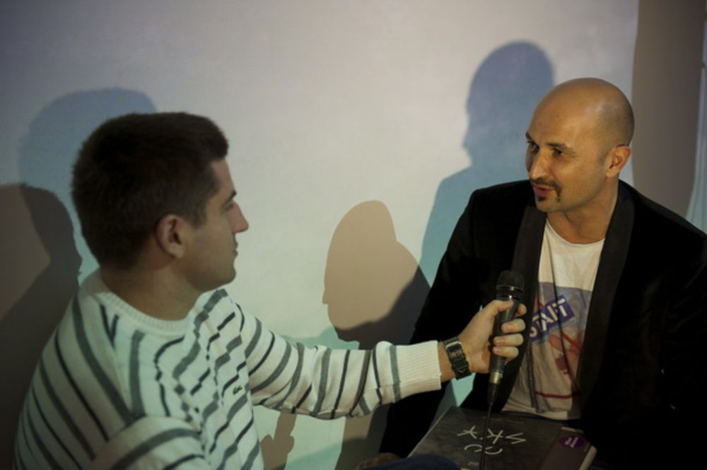 Ašok Murti, Vladimir Tatarević, Nada Macanković, Vuk Kostić, Borka Tomović, Jelena Gavrilović, Marina Vodeničar, Slavimir Stojanović, Biljana Vilimon pronašli su svoj deo srpskog neba na izložbi umetničkih fotografija SKY Uglješe Vrcelja, u Galeriju 12HUB. Pos