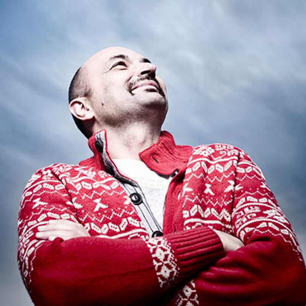 Ašok Murti, Vladimir Tatarević, Nada Macanković, Vuk Kostić, Borka Tomović, Jelena Gavrilović, Marina Vodeničar, Slavimir Stojanović, Biljana Vilimon pronašli su svoj deo srpskog neba na izložbi umetničkih fotografija SKY Uglješe Vrcelja, u Galeriju 12HUB. Pos