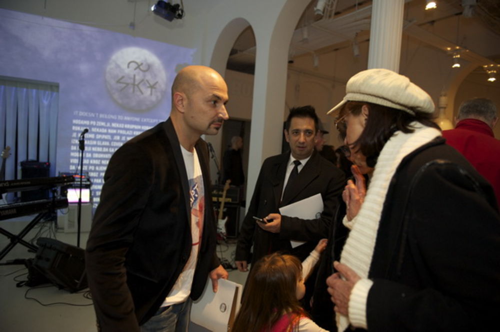 Ašok Murti, Vladimir Tatarević, Nada Macanković, Vuk Kostić, Borka Tomović, Jelena Gavrilović, Marina Vodeničar, Slavimir Stojanović, Biljana Vilimon pronašli su svoj deo srpskog neba na izložbi umetničkih fotografija SKY Uglješe Vrcelja, u Galeriju 12HUB. Pos