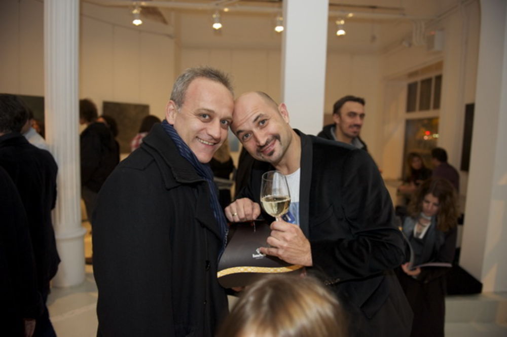 Ašok Murti, Vladimir Tatarević, Nada Macanković, Vuk Kostić, Borka Tomović, Jelena Gavrilović, Marina Vodeničar, Slavimir Stojanović, Biljana Vilimon pronašli su svoj deo srpskog neba na izložbi umetničkih fotografija SKY Uglješe Vrcelja, u Galeriju 12HUB. Pos