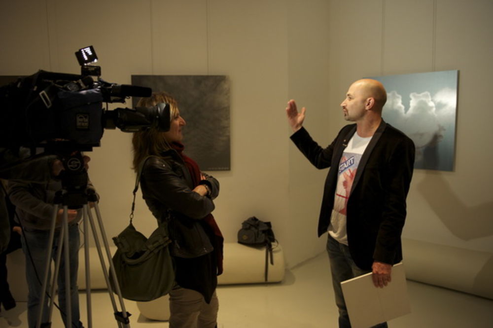 Ašok Murti, Vladimir Tatarević, Nada Macanković, Vuk Kostić, Borka Tomović, Jelena Gavrilović, Marina Vodeničar, Slavimir Stojanović, Biljana Vilimon pronašli su svoj deo srpskog neba na izložbi umetničkih fotografija SKY Uglješe Vrcelja, u Galeriju 12HUB. Pos