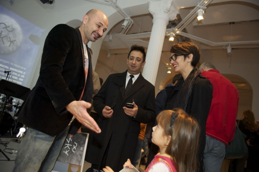 Ašok Murti, Vladimir Tatarević, Nada Macanković, Vuk Kostić, Borka Tomović, Jelena Gavrilović, Marina Vodeničar, Slavimir Stojanović, Biljana Vilimon pronašli su svoj deo srpskog neba na izložbi umetničkih fotografija SKY Uglješe Vrcelja, u Galeriju 12HUB. Pos