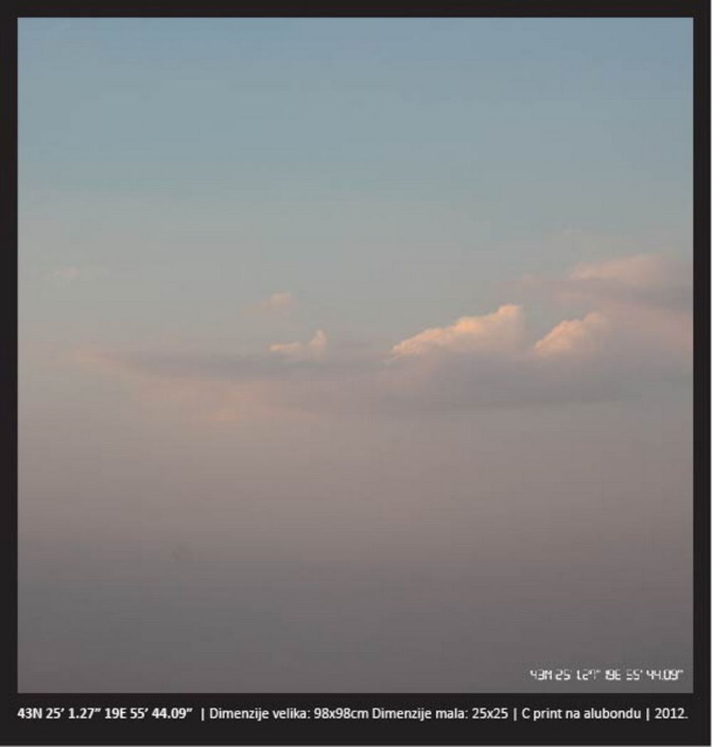 Ašok Murti, Vladimir Tatarević, Nada Macanković, Vuk Kostić, Borka Tomović, Jelena Gavrilović, Marina Vodeničar, Slavimir Stojanović, Biljana Vilimon pronašli su svoj deo srpskog neba na izložbi umetničkih fotografija SKY Uglješe Vrcelja, u Galeriju 12HUB. Pos