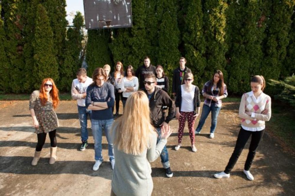 Trinaest finalista Prvog glasa Srbije 2012 do kraja takmičenja žive u istoj kući. Sada su svi na okupu, euforija i radost zbog prolaska u finale još su sveži, pa im naporne probe koje traju od ujutru do kasno u noć, barem za sada, ne padaju teško. Uglavnom su