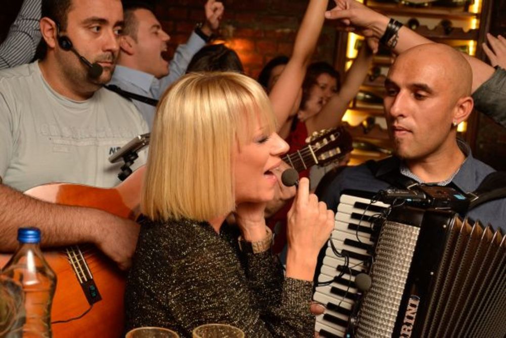 Slučajan susret dve pevačice u kafani Ona moja završio se tako sto je Ana Milenković, ponešena atmosferom otpevala dve pesme - Crne kose i Neću više da ti budem druga, a Nevena se veselila u društvu svojih prijatelja. Ana je došla takođe u društvu dvojice prij