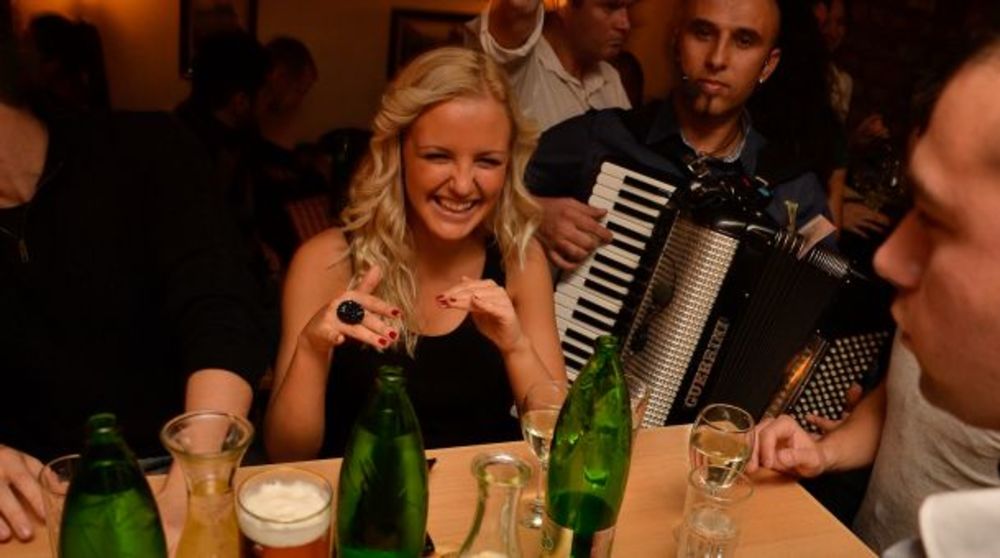 Slučajan susret dve pevačice u kafani Ona moja završio se tako sto je Ana Milenković, ponešena atmosferom otpevala dve pesme - Crne kose i Neću više da ti budem druga, a Nevena se veselila u društvu svojih prijatelja. Ana je došla takođe u društvu dvojice prij