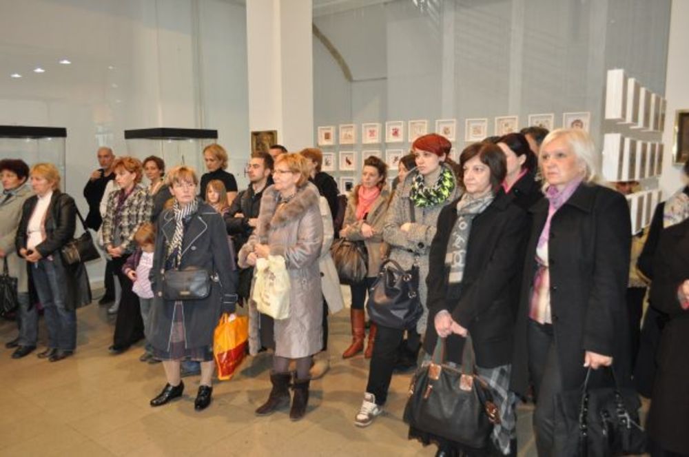 U Etnografskom muzeju otvorena treća žirirana izložba rukotvorina Etno mreže – 100 žena – 100 minijatura, koja traje do 27. novembra, kada će stručni žiri doneti odluku o pobednicama u pet kategorija. U saradnji sa Privrednom bankom Beograd, koja je partner ov