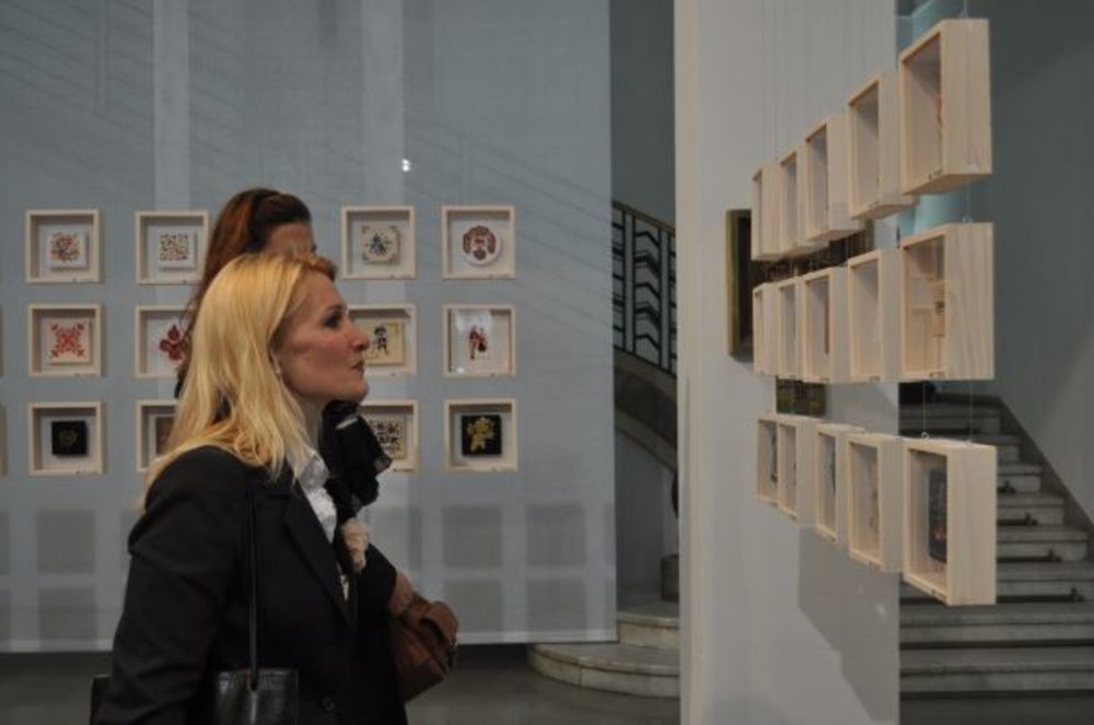U Etnografskom muzeju otvorena treća žirirana izložba rukotvorina Etno mreže – 100 žena – 100 minijatura, koja traje do 27. novembra, kada će stručni žiri doneti odluku o pobednicama u pet kategorija. U saradnji sa Privrednom bankom Beograd, koja je partner ov