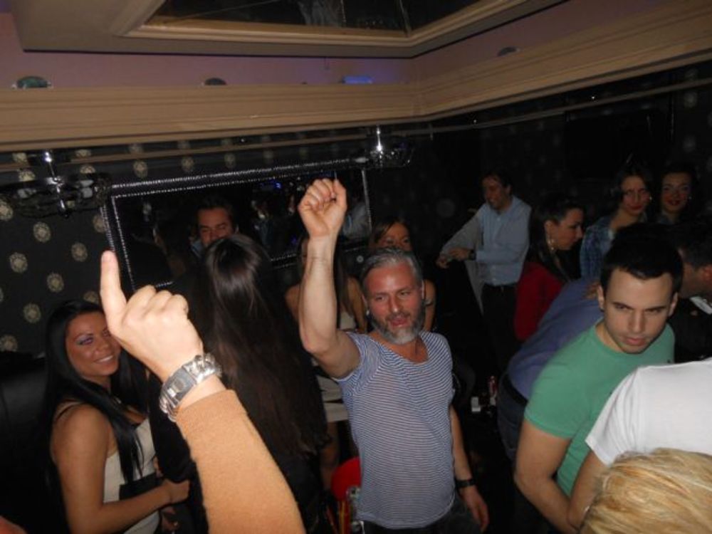 Na VIP humanitarnoj žurki u klubu Mr Stefan Braun u centru pažnje, bio je poznati srpski teniser Viktor Troicki, koji je u društvu prijatelja uživao u provodu u popularnom klubu na devetom spratu. Poznati sportista je zajedno sa voditeljkom Marijanom Mićić, pe