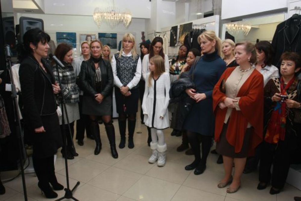 U organizaciji Modne kuće Luna, a uz podršku Udruženja žena ambasadora u Srbiji, sinoć je u Beogradu održan Luna charity fashion show. Nakon mini modne revije na kojoj je predstavljena najnovija kolekcija ovog modnog brenda, prisutne dame uživale su u šopingu