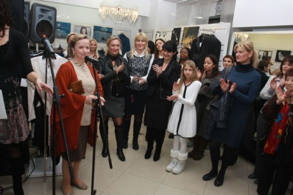 U organizaciji Modne kuće Luna, a uz podršku Udruženja žena ambasadora u Srbiji, sinoć je u Beogradu održan Luna charity fashion show. Nakon mini modne revije na kojoj je predstavljena najnovija kolekcija ovog modnog brenda, prisutne dame uživale su u šopingu