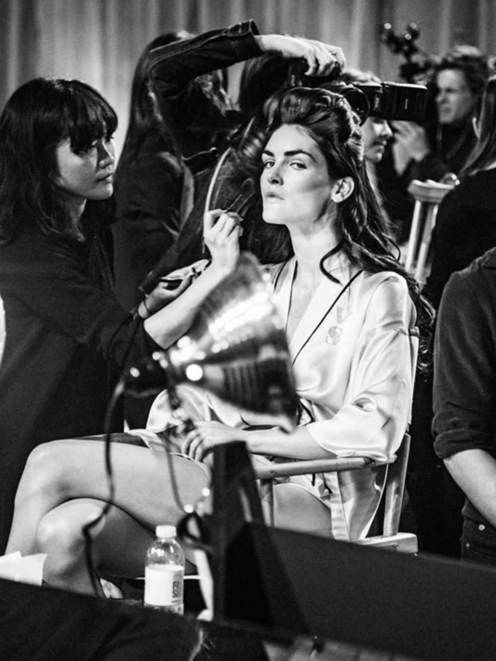 Zavirite iza kulisa najvećeg modnog šoua na planeti, i otkrijte kako se svetske lepotice pripremaju za izlazak na pistu