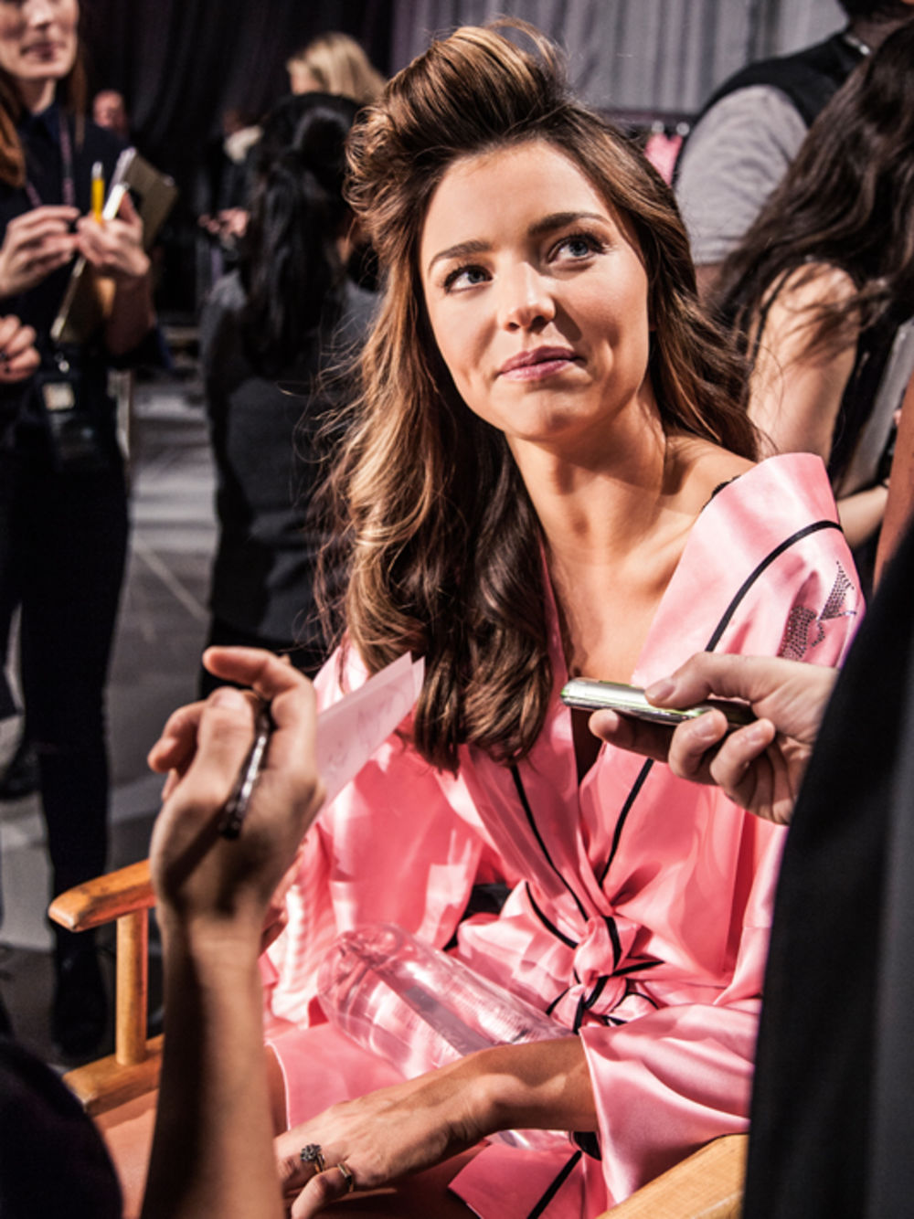 Zavirite iza kulisa najvećeg modnog šoua na planeti, i otkrijte kako se svetske lepotice pripremaju za izlazak na pistu