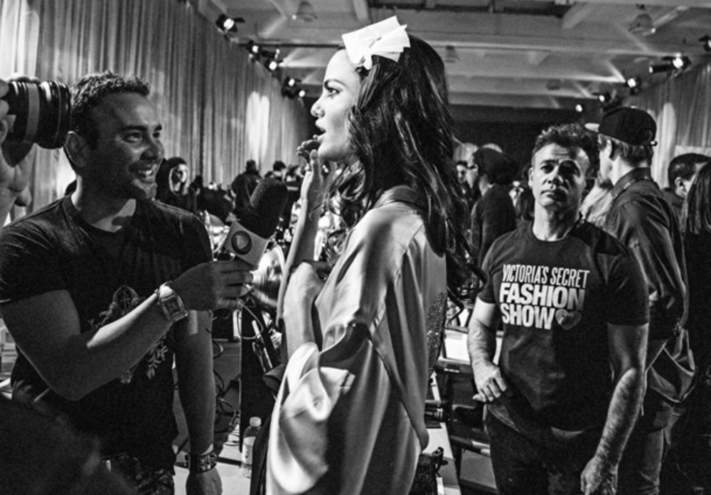 Zavirite iza kulisa najvećeg modnog šoua na planeti, i otkrijte kako se svetske lepotice pripremaju za izlazak na pistu