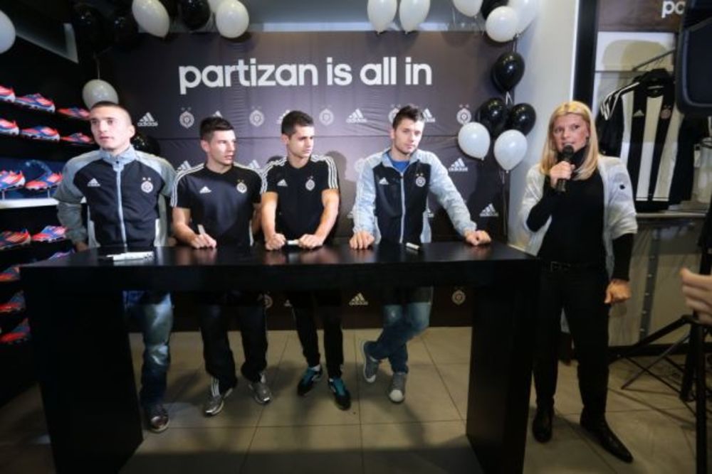 adidas je nagradio fanove koji najbolje poznaju fudbalski klub Partizan i organizovao ekskluzivno druženje sa igračima prvog tima, u adidas monobrend radnji u Knez Mihailovoj ulici. Najverniji partizanovci imali su priliku da ćaskaju i da se fotografišu sa svo