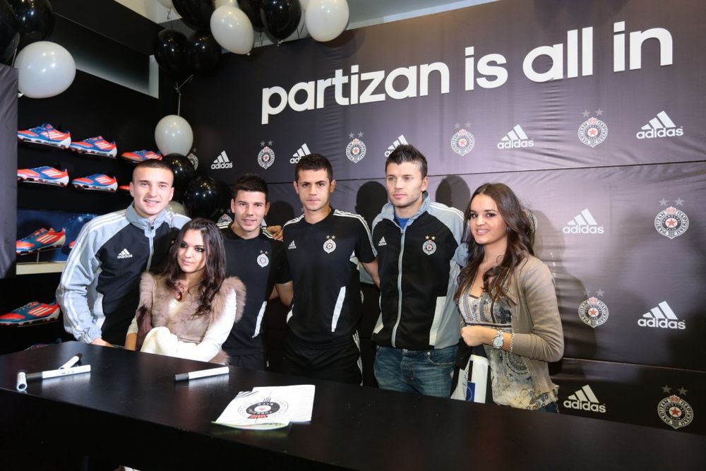 adidas je nagradio fanove koji najbolje poznaju fudbalski klub Partizan i organizovao ekskluzivno druženje sa igračima prvog tima, u adidas monobrend radnji u Knez Mihailovoj ulici. Najverniji partizanovci imali su priliku da ćaskaju i da se fotografišu sa svo