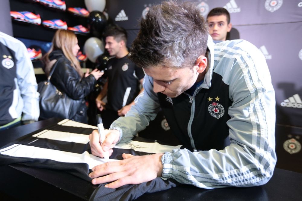 adidas je nagradio fanove koji najbolje poznaju fudbalski klub Partizan i organizovao ekskluzivno druženje sa igračima prvog tima, u adidas monobrend radnji u Knez Mihailovoj ulici. Najverniji partizanovci imali su priliku da ćaskaju i da se fotografišu sa svo