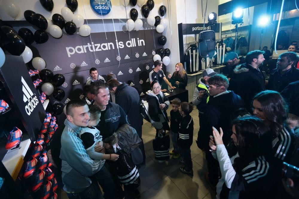 adidas je nagradio fanove koji najbolje poznaju fudbalski klub Partizan i organizovao ekskluzivno druženje sa igračima prvog tima, u adidas monobrend radnji u Knez Mihailovoj ulici. Najverniji partizanovci imali su priliku da ćaskaju i da se fotografišu sa svo