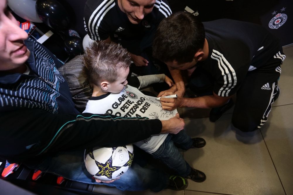 adidas je nagradio fanove koji najbolje poznaju fudbalski klub Partizan i organizovao ekskluzivno druženje sa igračima prvog tima, u adidas monobrend radnji u Knez Mihailovoj ulici. Najverniji partizanovci imali su priliku da ćaskaju i da se fotografišu sa svo