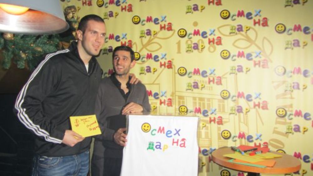 Prva studentska humanitarna fondacija Osmeh na dar organizuje sedmu po redu novogodišnju akciju prikupljanja pomoći za ugroženu decu širom Srbije koja će trajati od 5. do 21. decembra na Pravnom fakultetu i od 10. do 21. decembra na ostalim fakultetima Univerz