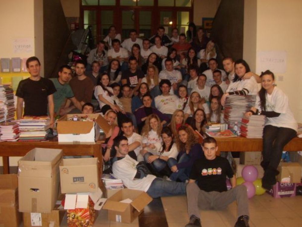Prva studentska humanitarna fondacija Osmeh na dar organizuje sedmu po redu novogodišnju akciju prikupljanja pomoći za ugroženu decu širom Srbije koja će trajati od 5. do 21. decembra na Pravnom fakultetu i od 10. do 21. decembra na ostalim fakultetima Univerz