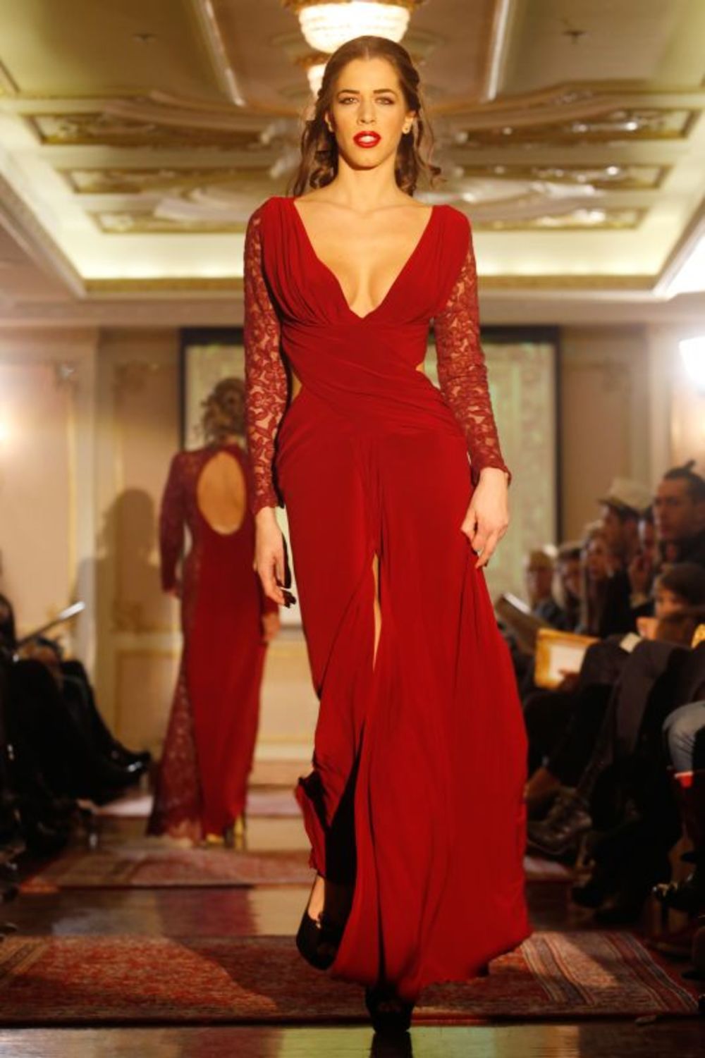 Dizajnerka je u predstavila svoju novu kolekciju pod nazivom Allure Baroque u hotelu Moskva. Ovi modeli inspirisani su tapetama, vezom, goblenima, izrađeni su od brokata, pliša i svile, a namenjeni su modernoj, smeloj i odlučnoj poslovnoj ženi.