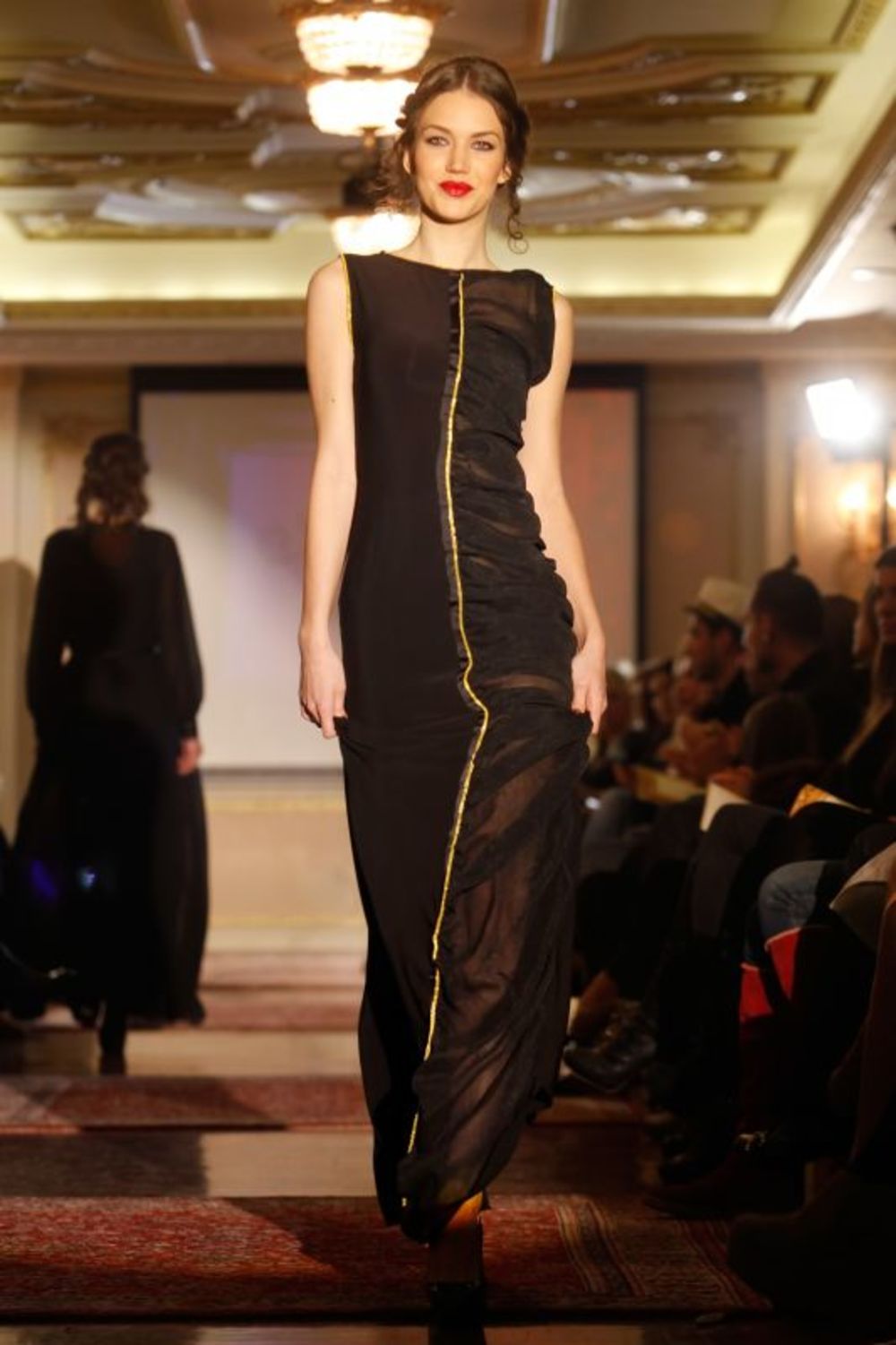 Dizajnerka je u predstavila svoju novu kolekciju pod nazivom Allure Baroque u hotelu Moskva. Ovi modeli inspirisani su tapetama, vezom, goblenima, izrađeni su od brokata, pliša i svile, a namenjeni su modernoj, smeloj i odlučnoj poslovnoj ženi.