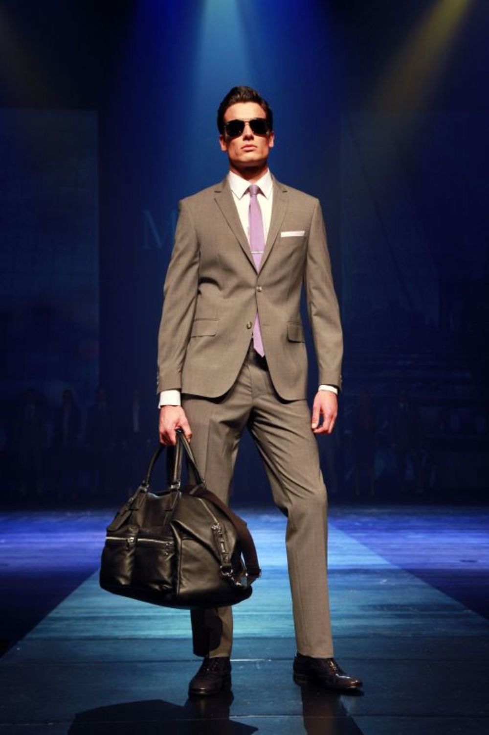 Modna kuća Mura otkrila je svoj novi izgled i  na modnoj pisti obnovljene ljubljanske Opere, osvežena novim logotipom, predstavila novu prolećno – letnju kolekciju.  Odvažne i dinamične kreacije izražavale su sofisticiranost, eleganciju i novi značaj. Trendovi