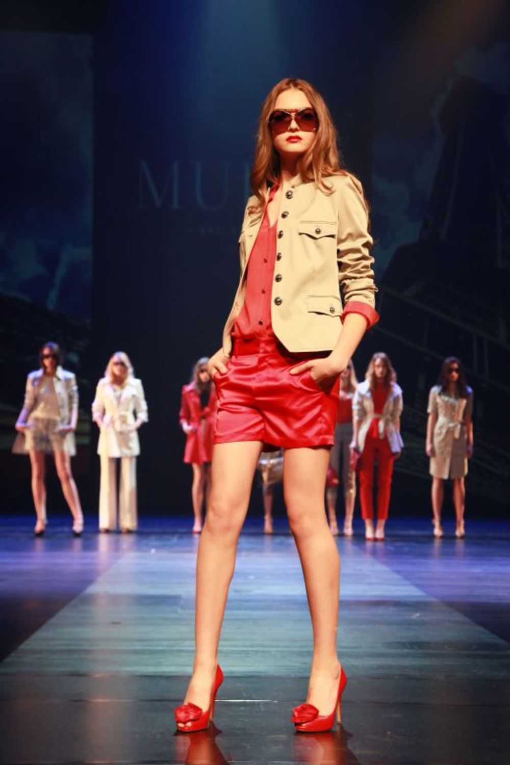 Modna kuća Mura otkrila je svoj novi izgled i  na modnoj pisti obnovljene ljubljanske Opere, osvežena novim logotipom, predstavila novu prolećno – letnju kolekciju.  Odvažne i dinamične kreacije izražavale su sofisticiranost, eleganciju i novi značaj. Trendovi