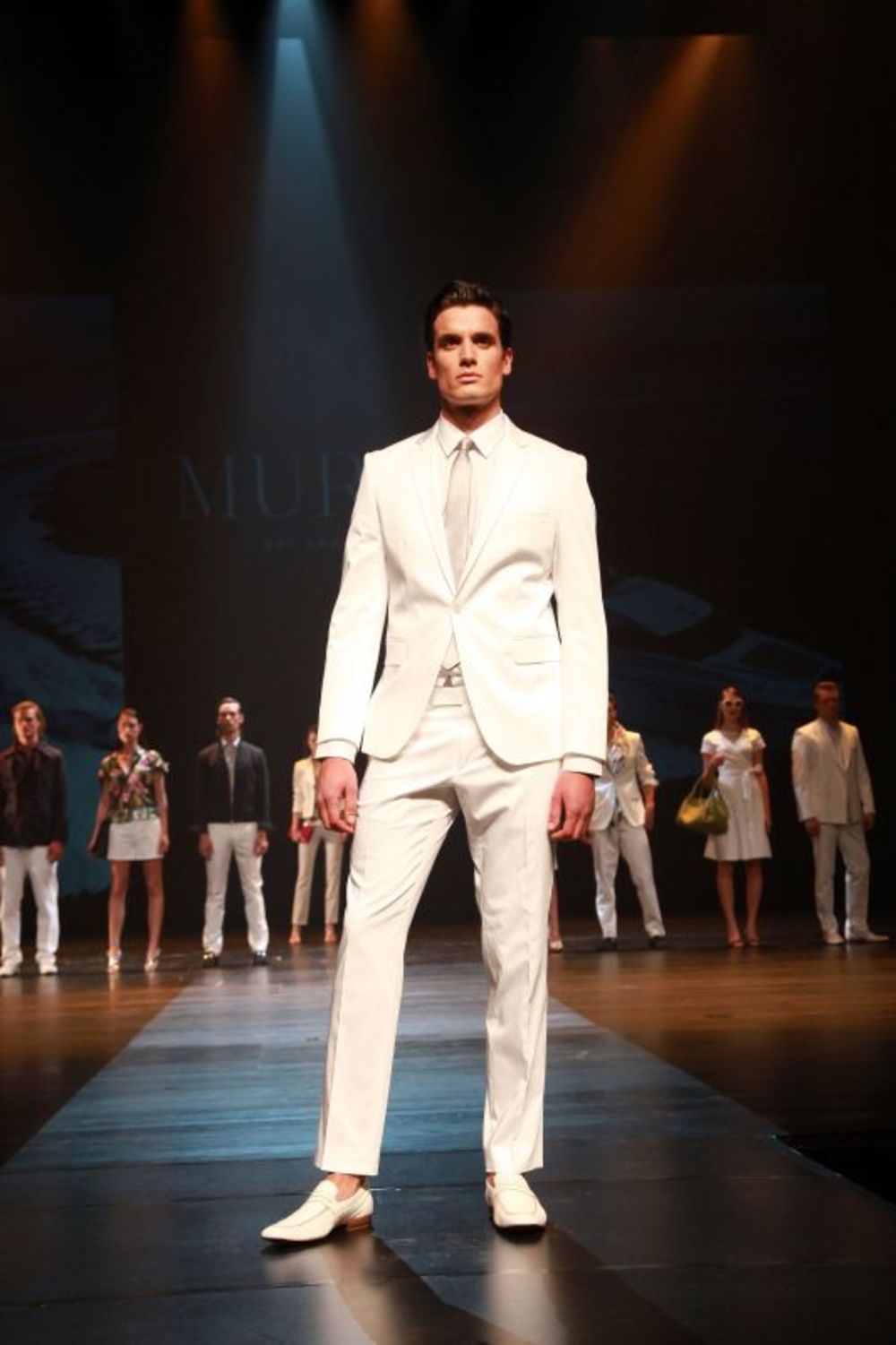 Modna kuća Mura otkrila je svoj novi izgled i  na modnoj pisti obnovljene ljubljanske Opere, osvežena novim logotipom, predstavila novu prolećno – letnju kolekciju.  Odvažne i dinamične kreacije izražavale su sofisticiranost, eleganciju i novi značaj. Trendovi