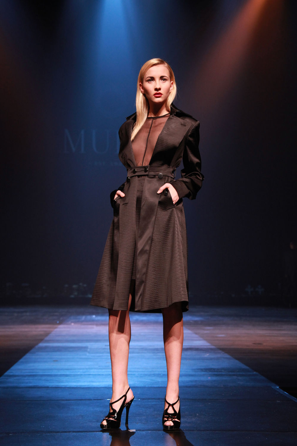 Modna kuća Mura otkrila je svoj novi izgled i  na modnoj pisti obnovljene ljubljanske Opere, osvežena novim logotipom, predstavila novu prolećno – letnju kolekciju.  Odvažne i dinamične kreacije izražavale su sofisticiranost, eleganciju i novi značaj. Trendovi