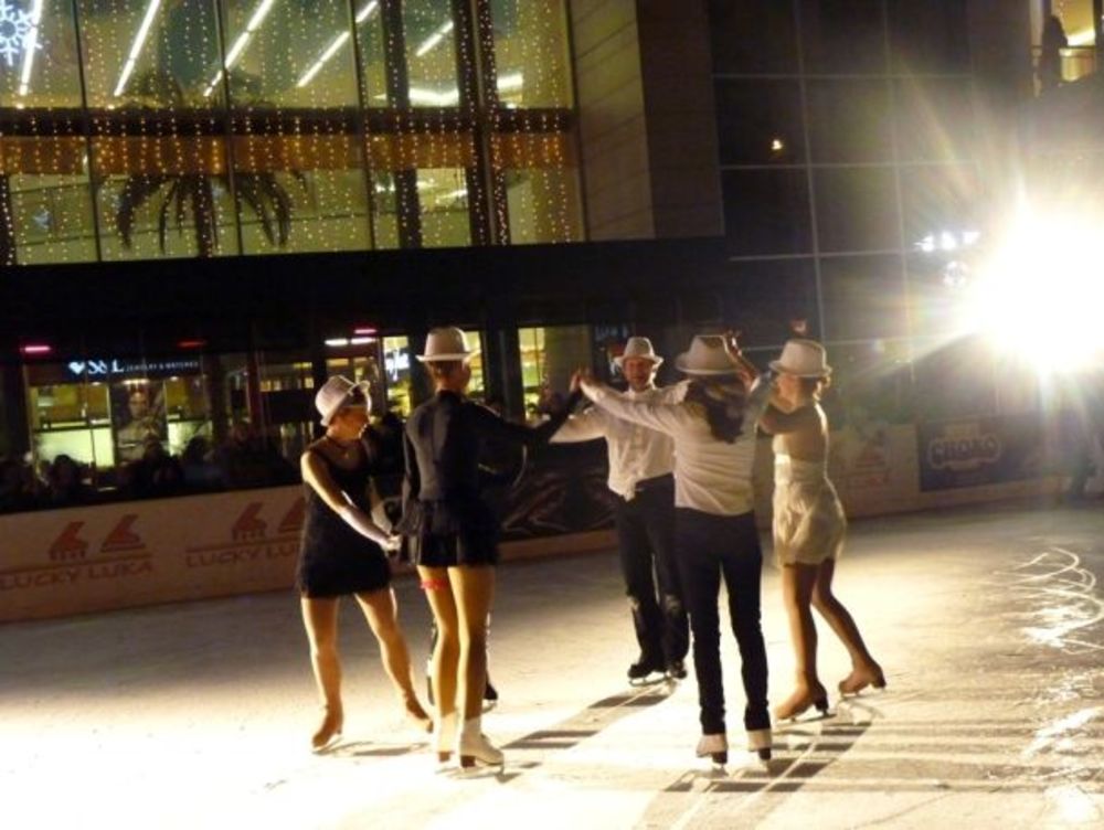 Delta City Ice park sinoć je svečano otvoren ispred šoping mola nastupom slovenačke klizačke trupe Lucky Lookers. Oni su zajedno sa vođom trupe, poznatim klizačem Lukom Klasinc, priredili nezaboravno veče klizačkih bravura i animacija na ledu. Među onima koji