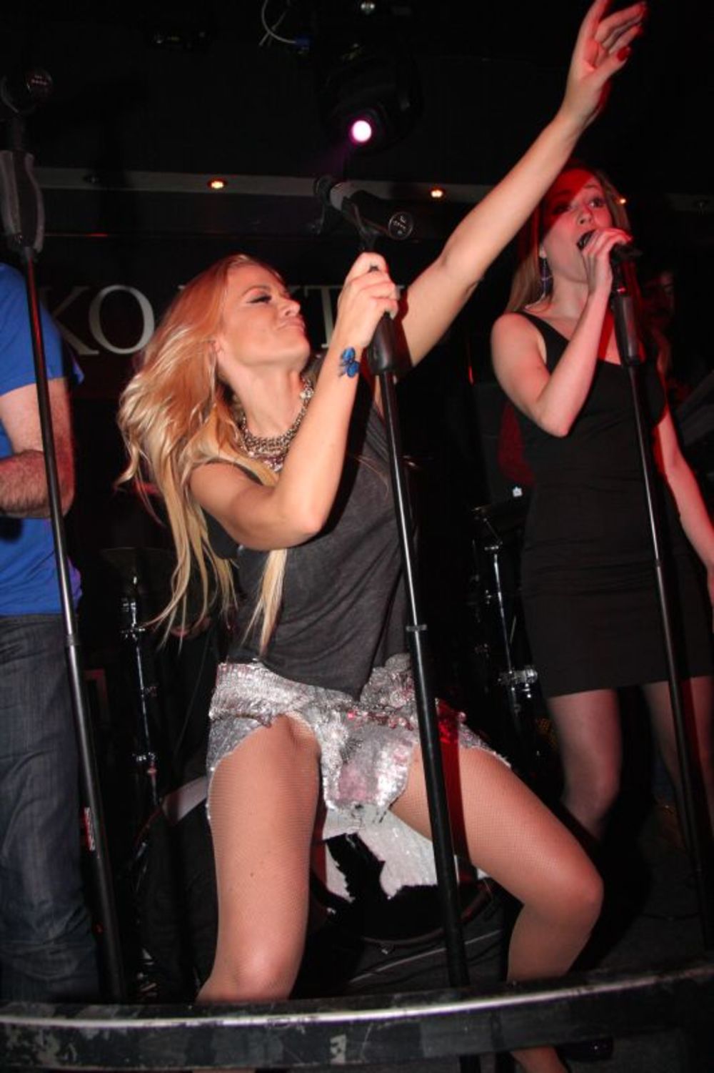 Popularna pevačica nastupala je sinoć u klubu Kolektiv i brojnoj publici predstavila svoju novu pesmu Sluškinja koju je napisala Aleksandra Milutinović, ali i novu tetovažu u obliku plave mašne na desnoj ruci kojom je prekrila prethodnu koja je predstavljala p