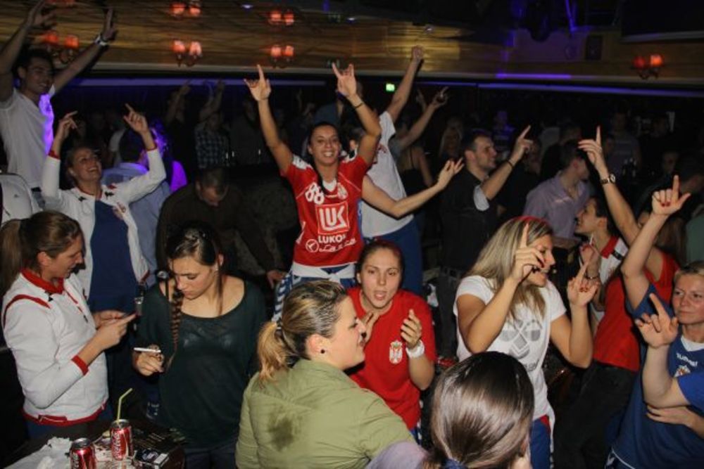 Rukometašice Srbije proslavile su u nedelju uveče veliki uspeh na Evropskom prvenstvu u beogradskom klubu Teatru. Cela reprezentacija zajedno sa stručnim štabom uživala je u sjajnoj atmosferi u okviru Večeri sportista u pomenutom klubu.
U toku večeri rukometa