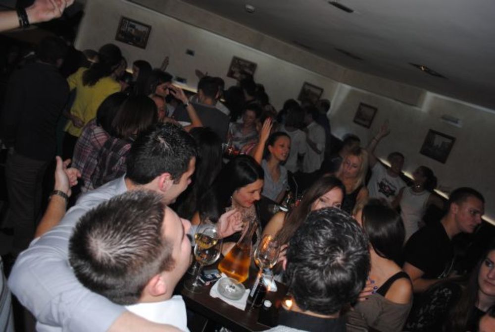 Pevačica Danijela Vranić proteklog vikenda posetila je novootvoreni klub Balkanik kao specijalni gost, ali nije odolela da se uz Notturno bend popne na binu i izvede svoje hitove Da ne vidi ona, Poznata bogata, Niko kao ti, ali i novu pesmu Poželi me u ponoć.