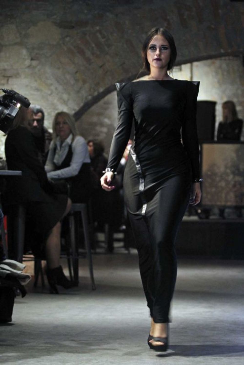Beograđanka Jelisaveta Nina Milojević, modna blogerka i studentkinja modnih studija na prestižnom Univerzitetu London College of Fashion, održala je svoju prvu modnu reviju pod nazivom One u predstoničkom klubu Krug. Na reviji su predstavljene elegantne, sveča