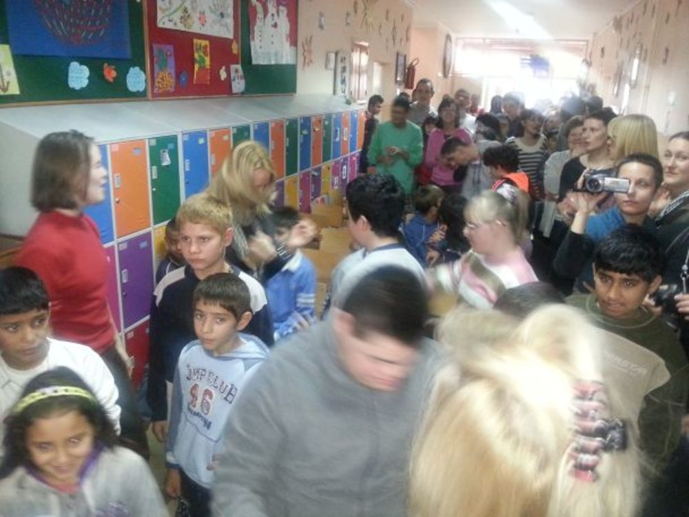 Popularni pevač pojavio se zajedno sa kompozitorom Sašom Miloševićem Maretom na novogodišnjem druženju koje je organizovano u osnovnoj školi za decu sa smetnjama u razvoju na Novom Beogradu. Mališani su uživali u njegovim u pesmama, ali i paketićima koje im je