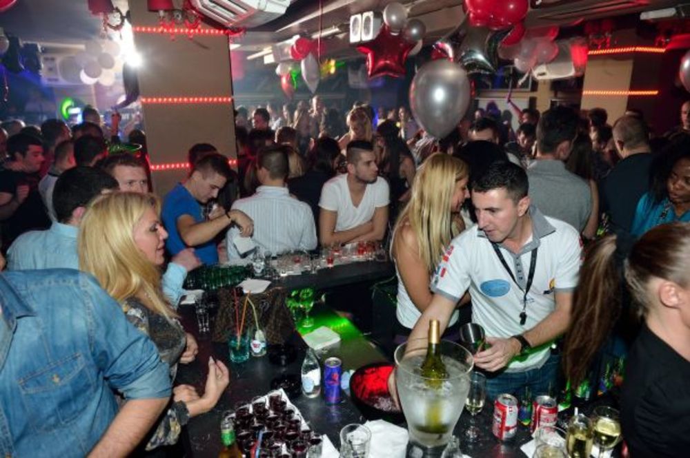 Poznati prestonički klub stacioniran na devetom spratu zgrade u Nemanjinoj ulici, Mr. Stefan Braun upriličio je veliku žurku kojom je proslavio deset godina rada. Slavljeničku atmosferu upotpunile su i brojne poznate ličnosti, a vi imate priliku da pogledate f