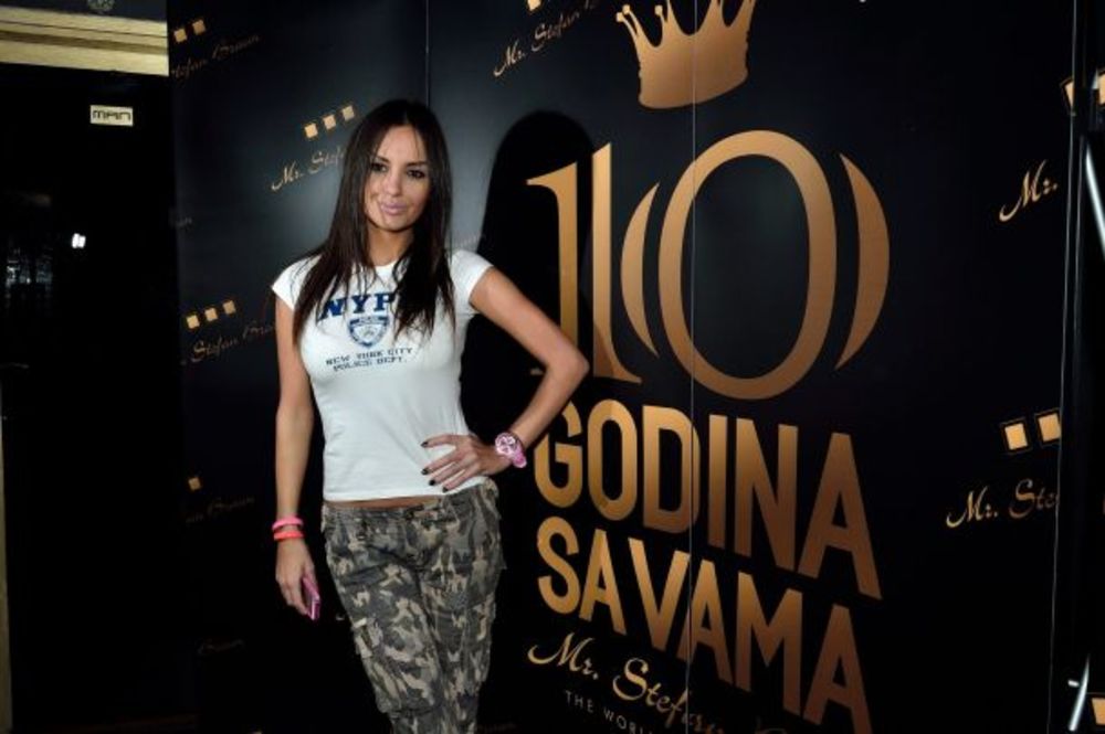 Poznati prestonički klub stacioniran na devetom spratu zgrade u Nemanjinoj ulici, Mr. Stefan Braun upriličio je veliku žurku kojom je proslavio deset godina rada. Slavljeničku atmosferu upotpunile su i brojne poznate ličnosti, a vi imate priliku da pogledate f