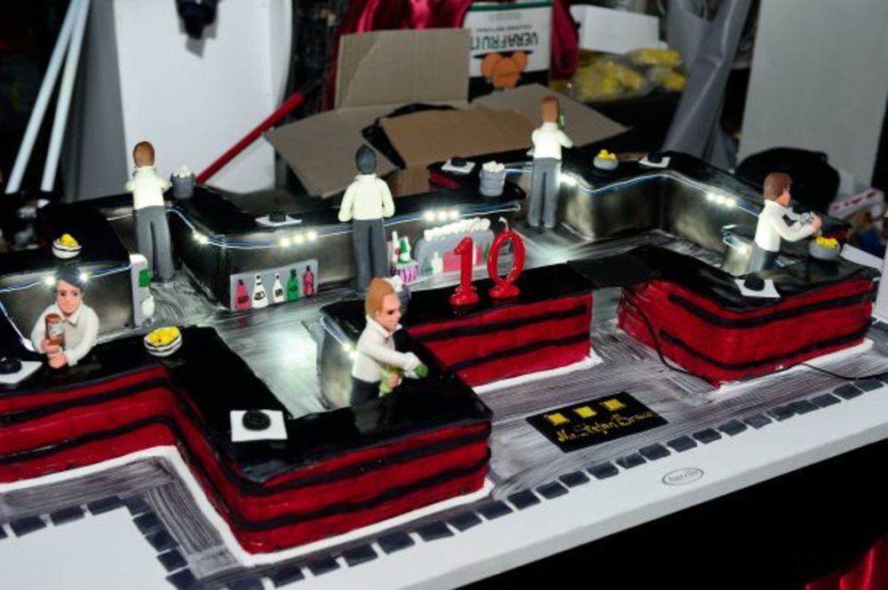 Poznati prestonički klub stacioniran na devetom spratu zgrade u Nemanjinoj ulici, Mr. Stefan Braun upriličio je veliku žurku kojom je proslavio deset godina rada. Slavljeničku atmosferu upotpunile su i brojne poznate ličnosti, a vi imate priliku da pogledate f