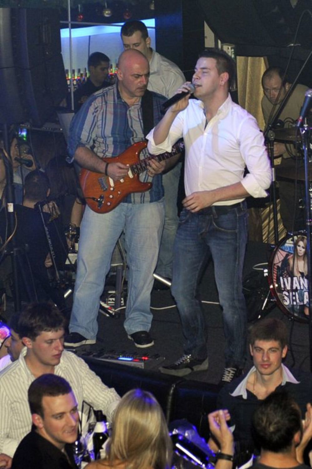 Vlasnica nekoliko aktuelnih hitova, pevačica moćnog glasa Ivana Selakov nastupila je sa kolegom Petrom Mitićem u popularnom prestoničkom klubu Magacin za reprizu dočeka Nove godine. Pevajući svoje hitove, ali i hitove svojih kolega Ivana i Pepi su napravili at