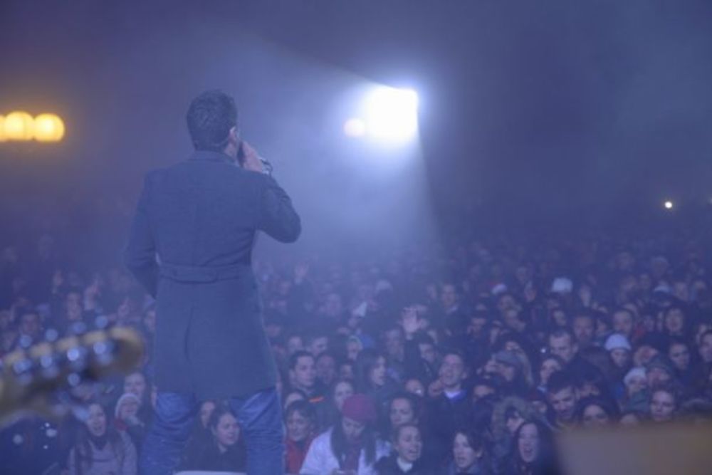 U Valjevu će se još dugo pamti ovogodišnja organizacija dočeka Nove godine. Prema procenama organizatora, između 12 i 15 hiljada ljudi na platou ispred Centra za kulturu u Valjevu prisustvovalo je višečasovnom koncertu na kome su učestovavale zvezde srpske est
