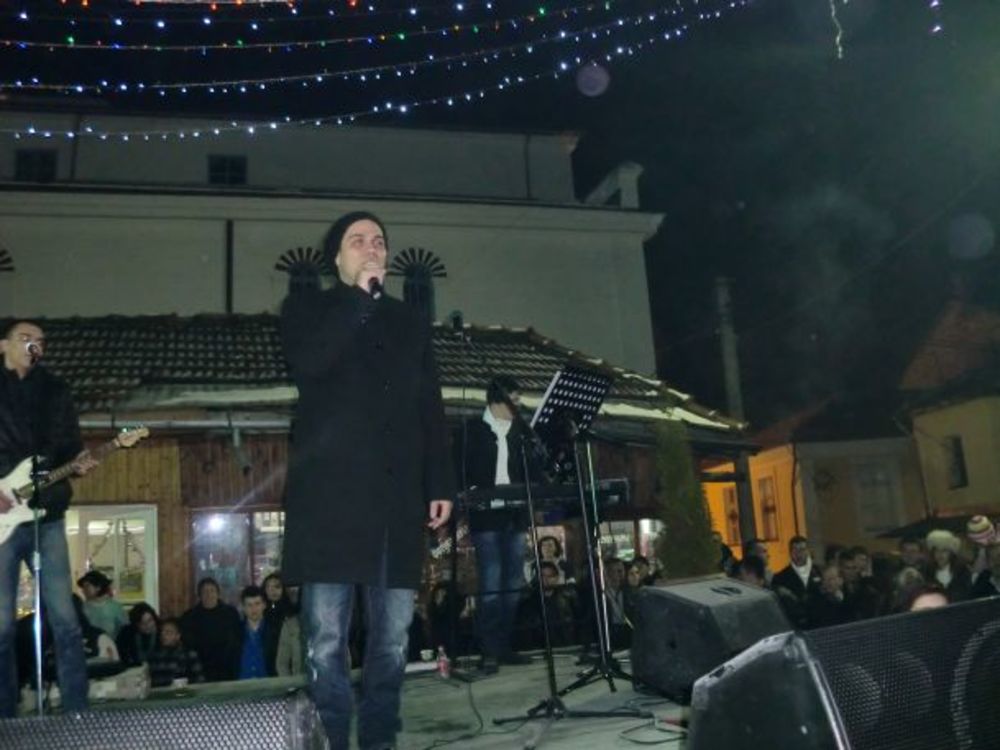 Pop pevač Bojan Marović održao je u novogodišnjoj noći nezaboravan koncert u Kruševu u Makedoniji. Šarmantni muzičar dugo će pamtiti prve dane 2013. godine, koje je proveo u rodnom gradu Tošeta Proeskog.
